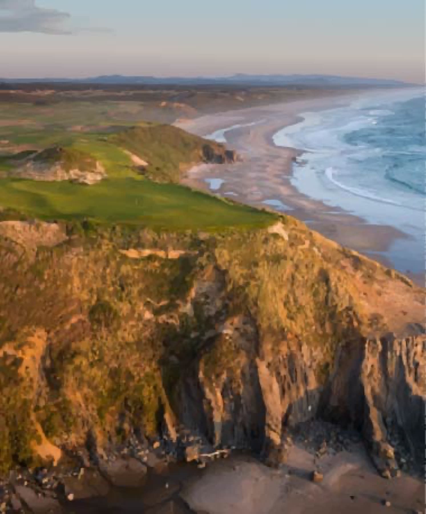 Cliff-top golf above the Pacific